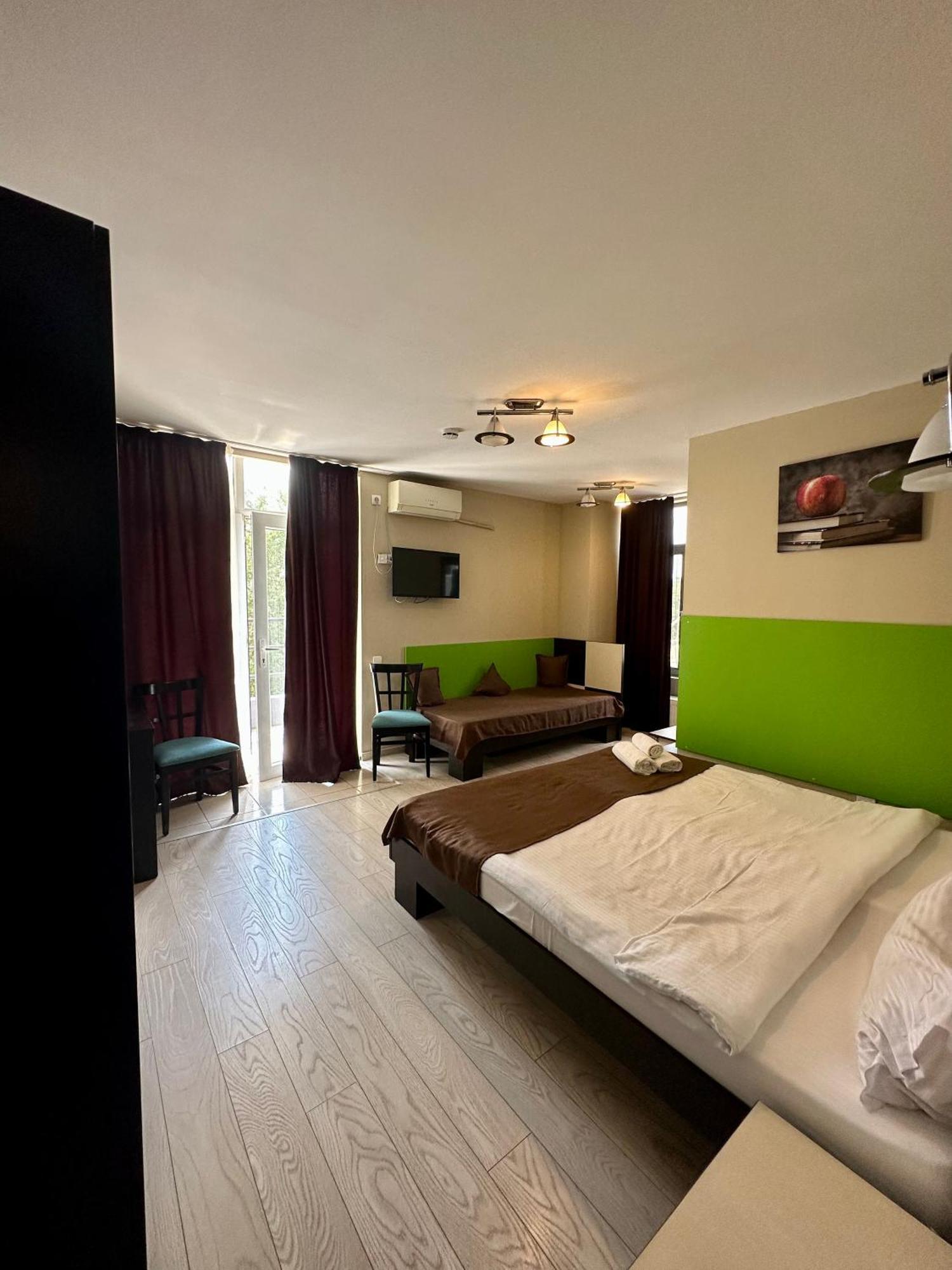 Lion'S Hotel Bucureşti Ngoại thất bức ảnh