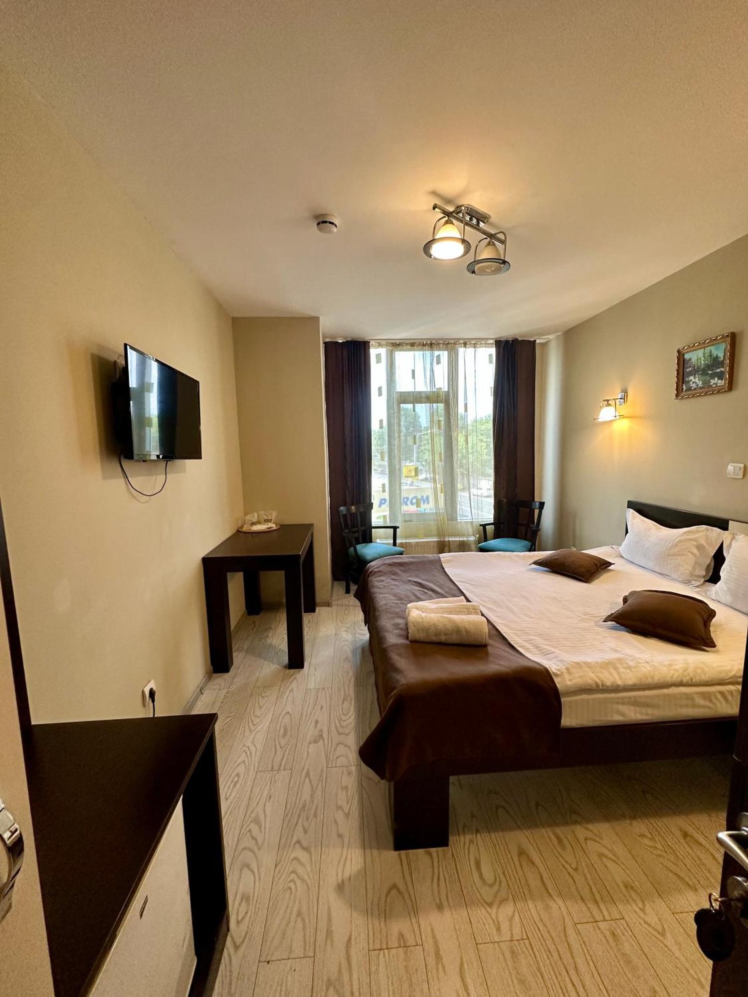 Lion'S Hotel Bucureşti Ngoại thất bức ảnh